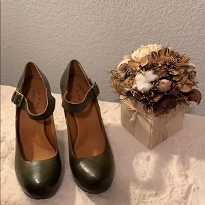 KorkEase NWOT Olive chunky heels with ankle strap